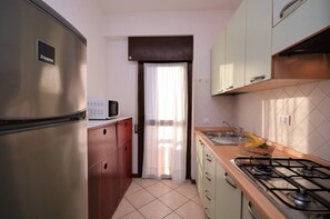 Réfrigérateur, micro-ondes, plaque de cuisson, cafetière/bouilloire