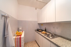 Køleskab, mikrobølgeovn, kogeplade, kaffe-/temaskine