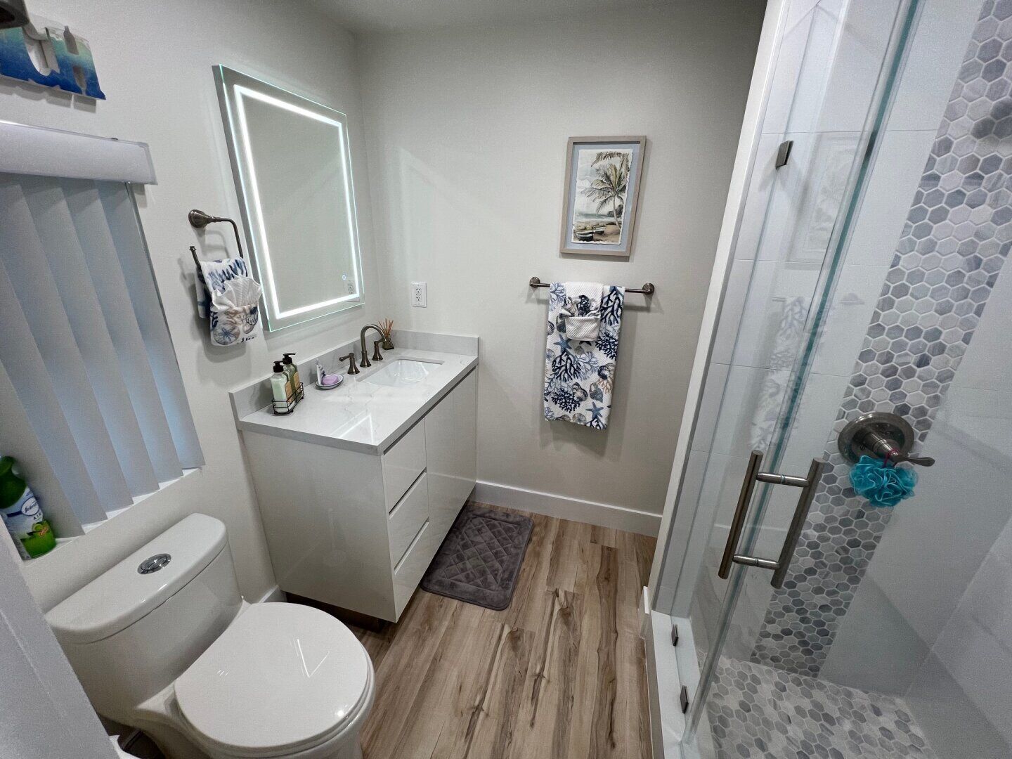 Un bagno con WC, lavandino e doccia.