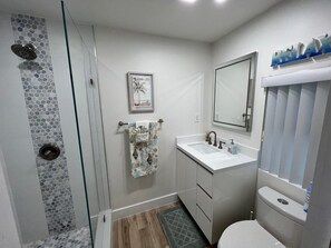 Dusche, Haartrockner, Handtücher, Seife