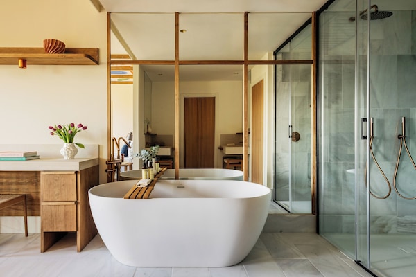 Panoramic Suite (Ultimate ME+) | Bathroom | Towels, soap, shampoo, toilet paper