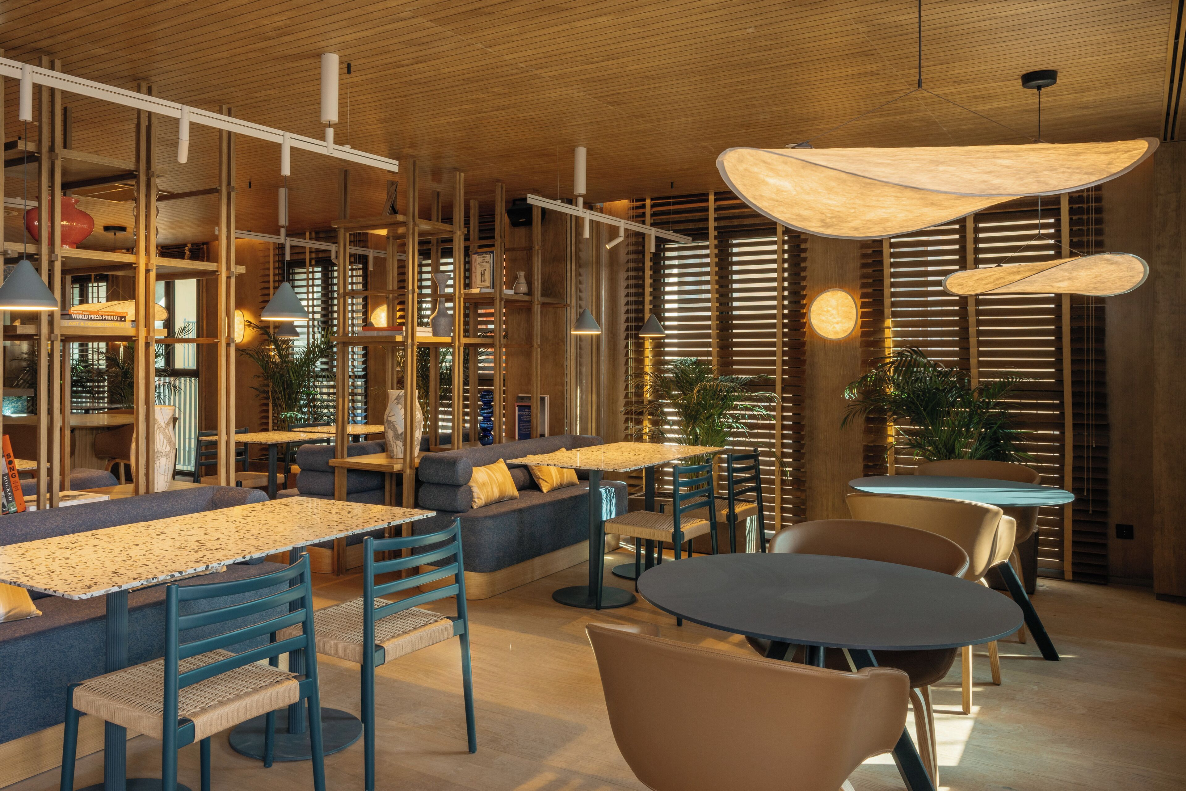 Menyajikan masakan Mediterania