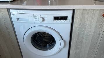 Familjelägenhet - balkong | Eget kök | Minikylskåp och spishäll