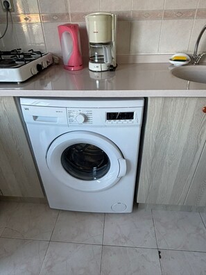 Familie appartement, balkon | Privékeuken | Een minikoelkast, een kookplaat