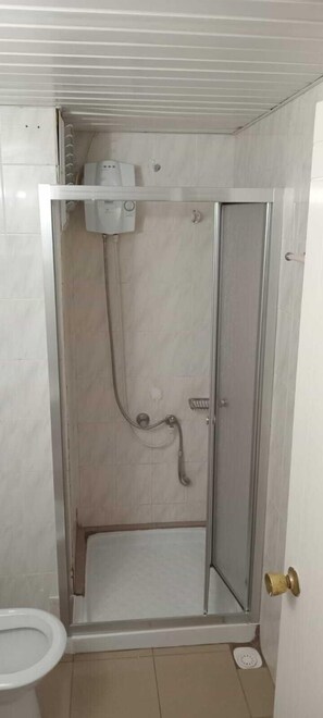 Familie appartement, balkon | Badkamer | Een douche, handdoeken, zeep