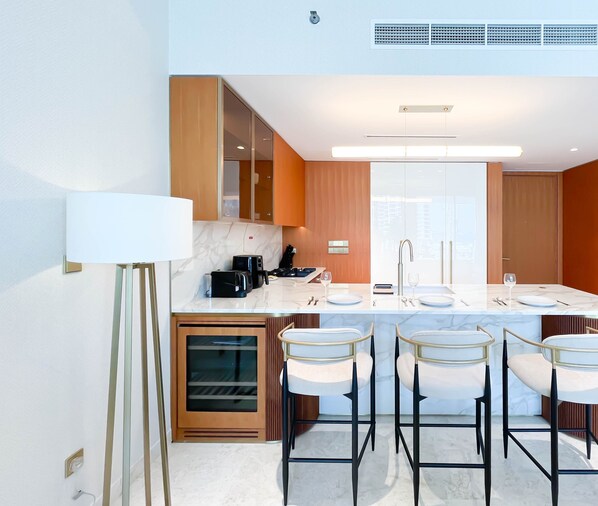 Apartment (1 Bedroom) | Front of property - Luxury Beachfront 1BR on Palm Jumeirah & Balcony (Dubai)