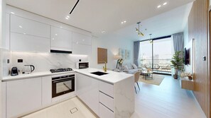 Een koelkast, een microgolfoven, een oven, een kookplaat