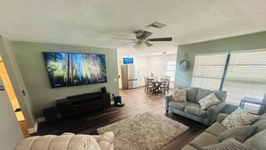Living area - Parrish Treetop Retreat -Pool- 2 peaceful acres (Parrish)