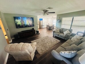 Living area - Parrish Treetop Retreat -Pool- 2 peaceful acres (Parrish)