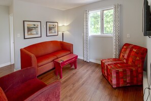 TV - The Demorestville: PEC Getaway (Prince Edward)