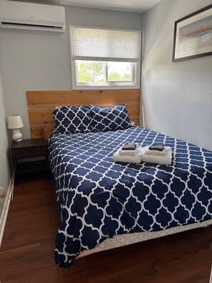 3 bedrooms, free WiFi, bed sheets - The Demorestville: PEC Getaway (Prince Edward)