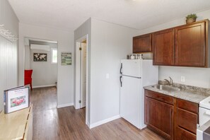 Een koelkast, een microgolfoven, een oven, een kookplaat