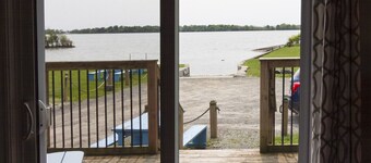 Westlake Cottages - Wellington Lodge, right on the lake
