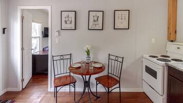 Mikrowelle, Ofen, Herdplatte, Wasserkocher mit Kaffee-/Teezubehör