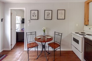 Microondas, horno, placa de cocina y cafetera o tetera