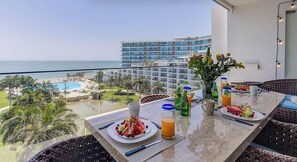 Outdoor dining - Beachfront apartment w/ pool & beach access (Nuevo Vallarta)