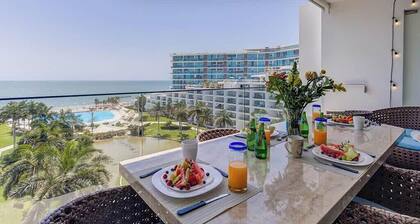 Beachfront condo w/ pool & beach access