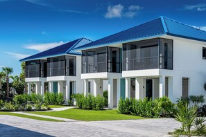 One Bedroom Villa (Gulf Front) | Caja de seguridad en la habitación y escritorio 