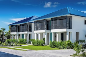 One Bedroom Villa (Gulf Front) | Caja de seguridad en la habitación y escritorio