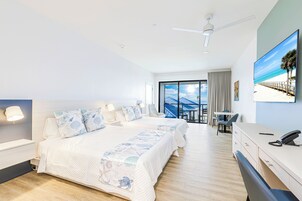 Standard Studio, 2 Queen Beds (Gulf View) | Cofres nos quartos, escrivaninha, espaço de trabalho para notebook