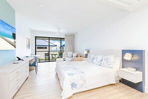 Standard Studio, 1 King Bed with Sofa bed, Mobility Accessible (Gulf View) | Zimmersafe, Schreibtisch, laptopgeeigneter Arbeitsplatz