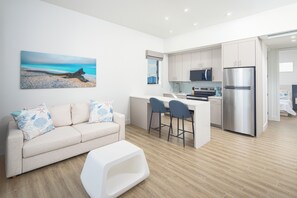 One Bedroom Villa (Gulf Front) | Caja de seguridad en la habitación y escritorio 