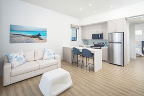 One Bedroom Villa (Gulf Front) | Caja de seguridad en la habitación y escritorio