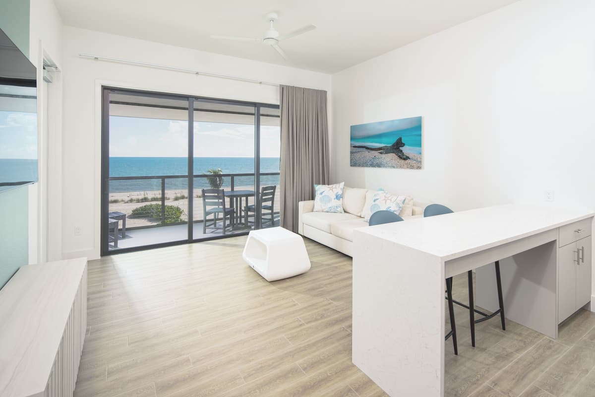 One Bedroom Villa (Gulf Front) | Een kluis op de kamer, een bureau, een laptopwerkplek