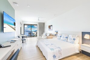 Standard Studio, 1 King Bed with Sofa bed (Gulf View) | Een kluis op de kamer, een bureau, een laptopwerkplek