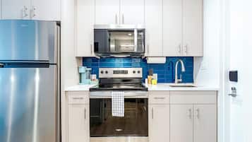 Standard Studio, 2 Queen Beds (Gulf View) | Private kitchen