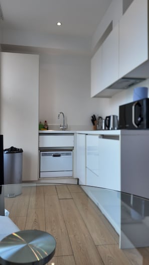 Micro-ondes, four, plaque de cuisson, lave-vaisselle