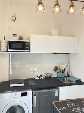 Studio, 1 Tempat Tidur Double, patio | Dapur pribadi | Ketel listrik dan meja makan