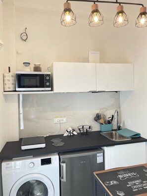 Comfort Studio, City View | Private kitchen | Coffee/tea maker, electric kettle