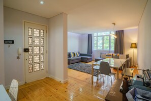 Apartment | Dining - Feel Porto Downtown Poets Flat (Porto)