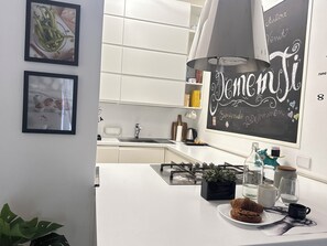 Kjøleskap, ovn, kokeplater og oppvaskmaskin