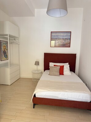 2 Schlafzimmer, Zimmersafe, Schreibtisch, Bügeleisen/Bügelbrett