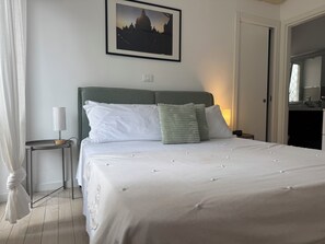 2 bedrooms, in-room safe, desk, iron/ironing board