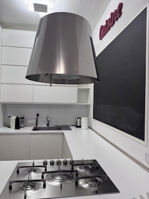 Réfrigérateur, four, plaque de cuisson, lave-vaisselle
