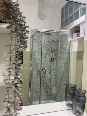 Haartrockner, Bidet, Handtücher, Seife