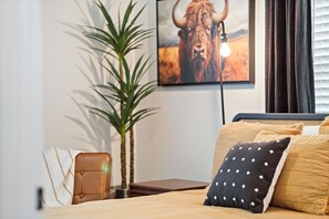 2 bedrooms, free WiFi, bed sheets - Charming Yellow Door House | Steps from OU (Norman)