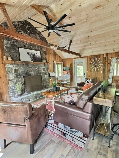 Newly Renovated 2 bedroom + LOFT cabin with WiFi at the Lake!