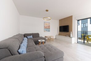 Apartment, 3 Bedrooms, Balcony, City View | Living room