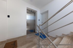 Apartment, 3 Bedrooms, Balcony, City View | Interior