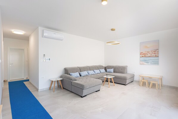 アパートメント 3 ベッドルーム バルコニー シティビュー | リビングルーム