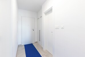Apartment, 3 Bedrooms, Balcony, City View | Interior