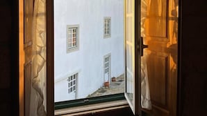 A view through an open door of a building with multiple windows and a small garden area. - 2Br Serra da Estrela Escape-cheese & Wine, Parking (Celorico da Beira)