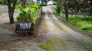 A cobblestone path leading to a stone marker labeled "Casa do Mogadoru." - 2Br Serra da Estrela Escape-cheese & Wine, Parking (Celorico da Beira)