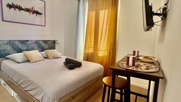 1 slaapkamer, een bureau, wifi