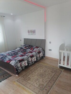 4 Schlafzimmer, Bügeleisen/Bügelbrett, WLAN, Bettwäsche