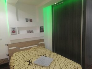 4 bedrooms, iron/ironing board, WiFi, bed sheets